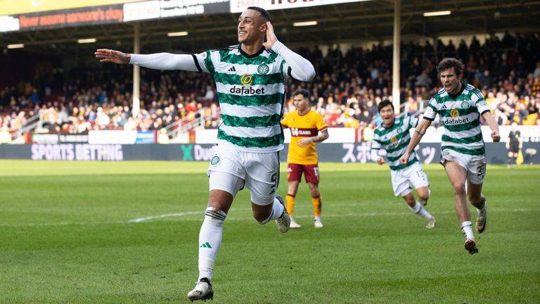 Celtic strike late at Motherwell to keep title hopes alive