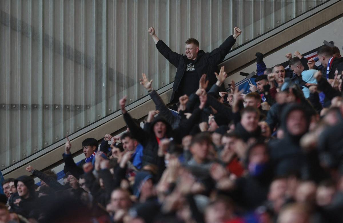“If you want to talk about offensive singing” – Andy Walker addresses the elephant in the room. Kind of